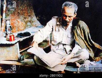 Vietnam: Präsident Ho Chi Minh (19. Mai 1890 - 3. September 1969) arbeitet in einer Höhle in Nordvietnam, c.. 1951. Hồ Chí Minh, geboren als Nguyễn Sinh Cung und auch bekannt als Nguyễn Ái Quốc, war ein vietnamesischer revolutionärer Führer, der Premierminister (1946-1955) und Präsident (1945-1969) der Demokratischen Republik Vietnam (Nordvietnam) war. Er gründete die Demokratische Republik Vietnam und leitete die Viet Cong während des Vietnamkrieges bis zu seinem Tod. Stockfoto