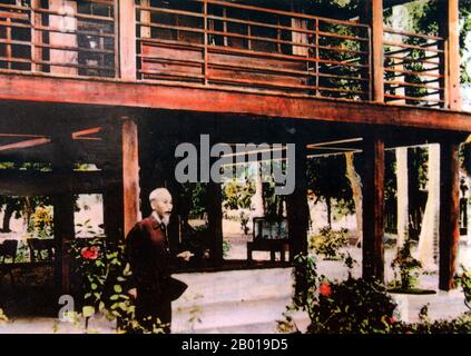 Vietnam: Präsident Ho Chi Minh (19. Mai 1890 - 3. September 1969) vor seinem Holzhaus auf dem Gelände des Präsidentenpalastes, Hanoi, c.. 1960. Hồ Chí Minh, geboren als Nguyễn Sinh Cung und auch bekannt als Nguyễn Ái Quốc, war ein vietnamesischer revolutionärer Führer, der Premierminister (1946-1955) und Präsident (1945-1969) der Demokratischen Republik Vietnam (Nordvietnam) war. Er gründete die Demokratische Republik Vietnam und leitete die Viet Cong während des Vietnamkrieges bis zu seinem Tod. Stockfoto