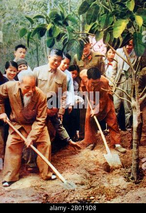 Vietnam: Präsident Ho Chi Minh (19. Mai 1890 - 3. September 1969) Pflanzen von Bäumen während der Tet-Ferien in bat bat, c.. 1969. Hồ Chí Minh, geboren als Nguyễn Sinh Cung und auch bekannt als Nguyễn Ái Quốc, war ein vietnamesischer revolutionärer Führer, der Premierminister (1946-1955) und Präsident (1945-1969) der Demokratischen Republik Vietnam (Nordvietnam) war. Er gründete die Demokratische Republik Vietnam und leitete die Viet Cong während des Vietnamkrieges bis zu seinem Tod. Stockfoto