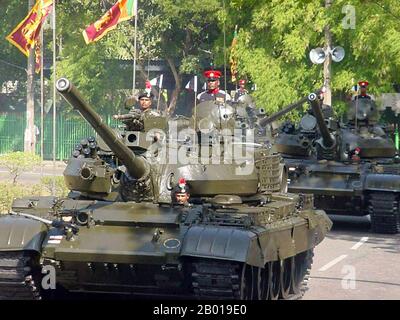 Sri Lanka: Sri Lanka Army T55 Panzer während einer Siegesparade in Colombo, 2009. Foto des Verteidigungsministeriums von Sri Lanka (CC BY-SA 3,0 Lizenz). Der Bürgerkrieg in Sri Lanka war ein Konflikt, der auf der Insel Sri Lanka ausgetragen wurde. Ab dem 23. Juni 1983 kam es zu einem ständigen Aufstand der Befreiungstiger von Tamil Eelam (LTTE, auch bekannt als Tamil Tigers und andere wenige Rebellengruppen) gegen die Regierung, Eine separatistische militante Organisation, die im Norden und Osten der Insel für die Schaffung eines unabhängigen tamilischen Staates namens Tamil Eelam kämpfte. Stockfoto