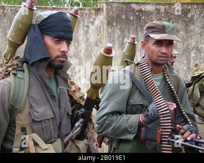 Sri Lanka: Schwer bewaffnete Soldaten der Sri-lankischen Armee bereiten sich auf LTTE-Positionen vor, c. 2008. Foto des Verteidigungsministeriums von Sri Lanka (CC by-SA 3,0 Lizenz). Der Bürgerkrieg in Sri Lanka war ein Konflikt, der auf der Insel Sri Lanka ausgetragen wurde. Ab dem 23. Juni 1983 kam es zu einem ständigen Aufstand der Befreiungstiger von Tamil Eelam (LTTE, auch bekannt als Tamil Tigers und andere wenige Rebellengruppen) gegen die Regierung, Eine separatistische militante Organisation, die im Norden und Osten der Insel für die Schaffung eines unabhängigen tamilischen Staates namens Tamil Eelam kämpfte. Stockfoto