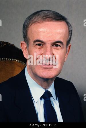 Syrien: Hafez al-Assad (6. Oktober 1930 - 10. Juni 2000), Präsident von Syrien (r. 1971-2000). Offizielles Porträt, c. 1987. Hafez al-Assad war drei Jahrzehnte lang Präsident Syriens. Assads Herrschaft wurde für die Festigung der Macht der Zentralregierung nach Jahrzehnten von Staatsstreichs und Gegenputschen gepriesen. Er zog auch Kritik an der Unterdrückung seines eigenen Volkes an, insbesondere an der Anordnung des Hama-Massakers von 1982, das von einer arabischen Regierung als die tödlichste Tat gegen das eigene Volk im modernen Nahen Osten beschrieben wurde. Sein Sohn Baschar al-Assad folgte ihm 2000 nach. Stockfoto