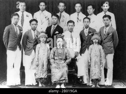 Thailand: Eine Gruppe wohlhabender Bürger von Phuket im Jahr 1942. Das Kleid der Frau und zwei kleinen Mädchen deuten darauf hin, dass es sich um ethnische Chinesen „Phuket Babas“ handelt. Phuket, früher bekannt als Talang und, in westlichen Quellen, Junk Ceylon (eine Korruption der malaiischen Tanjung Salang, d.h. 'Cape Salang'), ist eine der südlichen Provinzen (changwat) von Thailand. Benachbarte Provinzen sind (von Norden im Uhrzeigersinn) Phang Nga und Krabi, aber da Phuket eine Insel ist, gibt es keine Landgrenzen. Phuket, etwa so groß wie Singapur, ist Thailands größte Insel. Stockfoto