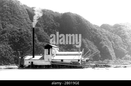 Thailand: Ein Zinnbagger in den Gewässern der Phang Nga Bay, 1954. Phuket, früher bekannt als Talang und, in westlichen Quellen, Junk Ceylon (eine Korruption der malaiischen Tanjung Salang, d.h. 'Cape Salang'), ist eine der südlichen Provinzen (changwat) von Thailand. Benachbarte Provinzen sind (von Norden im Uhrzeigersinn) Phang Nga und Krabi, aber da Phuket eine Insel ist, gibt es keine Landgrenzen. Phuket, etwa so groß wie Singapur, ist Thailands größte Insel. Die Insel ist durch zwei Brücken mit dem thailändischen Festland verbunden. Es liegt vor der Westküste in der Andamanensee. Stockfoto