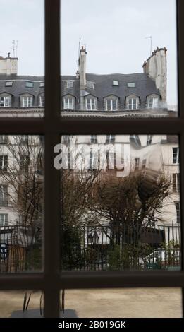 Blick vom Musee National Picasso-Paris, durch Fensterglas verzerrte Gebäude. Stockfoto