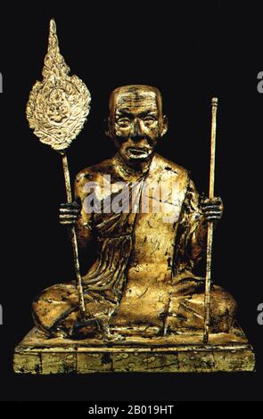 Thailand: Eine Statuette von Luang Pho Chaem, dem ehrwürdigen Mönch von Wat Chalong, Phuket. Wat Chalong im Chalong Distrikt von Phuket wird von zwei hochehrwürdigen Mönchen, Luang Pho Chaem und Luang Pho Chuang, die für ihre Arbeit in der Kräutermedizin und die Pflege von Kranken berühmt waren, verführt. Während des Aufstands der Zinnminenarbeiter in Phuket im Jahr 1876 mobilisierten sie auf beiden Seiten Hilfe für die Verletzten. Sie vermittelten auch in der Rebellion und brachten die Kriegsparteien zusammen, um ihren Streit zu lösen. Statuen, die sie ehren, stehen in der Predigthalle (Viharn) des Wat Chalong. Stockfoto