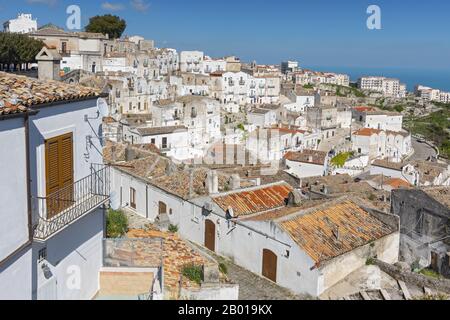 Weiße Häuser des Monte Sant'Angelo, Gargano, Apulien, Italien. Stockfoto