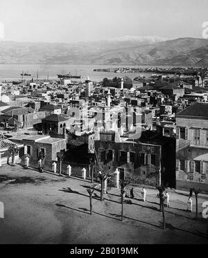 Libanon: Ein Blick über Beirut zur St. George's Bay, c. 1898-1914. Beirut (arabisch: Bayrūt) ist die Hauptstadt und größte Stadt des Libanon mit einer Bevölkerung von etwa 1 Millionen bis mehr als 2 Millionen ab 2007. Es liegt auf einer Halbinsel in der Mitte der libanesischen Küste mit dem Mittelmeer und dient als größter und wichtigster Seehafen des Landes und bildet auch das Stadtgebiet von Beirut, das aus der Stadt und ihren Vororten besteht. Die erste Erwähnung dieser Metropole findet sich in den altägyptischen Tell el Amarna-Briefen aus dem 15.. Jahrhundert v. Chr. Stockfoto