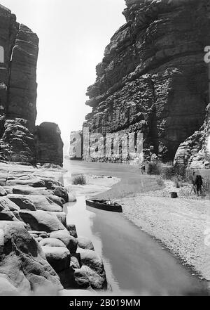 Jordanien: Die Schlucht des Arnon-Flusses (Wadi Mujib), c. 1898-1914. Der Arnon ist ein Fluss und wadi im westlichen Jordanien, in der modernen Zeit auf Arabisch als Wadi Mujib bekannt. Seine Länge beträgt etwa 72 km (45 Meilen), von seinem Hochland in der Wüste bis zu seinem Eingang in das Tote Meer. Er wird lokal auf eine Breite von 30 Metern (100 Fuß) erweitert, ist aber zum größten Teil schmal. Obwohl sie im Sommer niedrig ist, läuft sie in der regnerischen Wintersaison als Wildbach und ist stellenweise 2 bis 3 Meter (8 oder 10 Fuß) tief. Sein Kurs fließt nordwestlich, aber flussabwärts wird sein Kurs westlich. Stockfoto