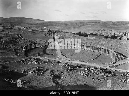 Jordanien: Die römische Stadt Gerasa in Jerash, c. 1898-1914. Jüngste Ausgrabungen zeigen, dass Jerash bereits während der Bronzezeit (3200 v. Chr. - 1200 v. Chr.) bewohnt war. Nach der römischen Eroberung im Jahre 63 v. Chr. wurden Jerash und das umliegende Land von der römischen Provinz Syrien annektiert und schlossen sich später den Städten der Dekapolis an. Im Jahr 90 u.Z. wurde Jerash in die römische Provinz Arabien aufgenommen, zu der auch die Stadt Philadelphia (das heutige Amman) gehörte. Die Römer sorgten für Sicherheit und Frieden in diesem Gebiet, was es ihren Menschen ermöglichte, ihre Anstrengungen und Zeit der wirtschaftlichen Entwicklung zu widmen. Stockfoto