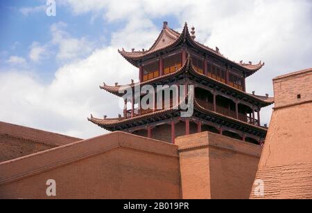 China: Westliches Tor und Turm am Fort Jiayuguan, Provinz Gansu. Jiayuguan, der ‘erste und größte Pass unter dem Himmel’, wurde 1372 auf Befehl von Zhu Yuanzhang, dem ersten Ming-Kaiser (1368-98), fertiggestellt, um das Ende der Ming-Mauer zu markieren. Es waren auch die Grenzen der chinesischen Zivilisation und die Anfänge der äußeren ‘barbarischen’ Länder. Jahrhundertelang war die Festung nicht nur von strategischer Bedeutung für Han-Chinesen, sondern auch von kultureller Bedeutung. Dies war der letzte zivilisierte Ort vor der äußeren Dunkelheit, jene, die jenseits davon hinausgingen, einem Leben im Exil unter nomadischen Fremden gegenüberstehen. Stockfoto