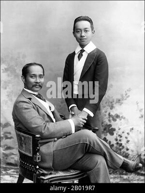 Thailand: König Chulalongkorn (20. September 1853 – 23. Oktober 1910) von Siam mit dem Kronprinzen, c.. 1890 Phra bat Somdet Phra Poramintharamaha Chulalongkorn Phra Chunla Chom Klao Chao Yu Hua, oder Rama V, war der fünfte Monarch von Siam unter dem Haus Chakri. Er gilt als einer der größten Könige von Siam. Seine Herrschaft war geprägt von der Modernisierung Siams, immensen Regierungs- und Sozialreformen sowie territorialen Abtretungen zum Britischen Imperium und zur französischen Indochina. Er ist hier mit dem Kronprinzen, dem zukünftigen König Vajiravudh (1881-1925), zu sehen. Stockfoto