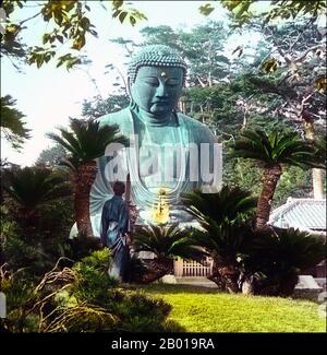 Japan: Der große Amitabha Buddha von Kamakura im Kōtoku-in Tempel in Kamakura, Präfektur Kanagawa. Foto von T. Enami (1859-1929), 1925. T. Enami (Enami Nobukuni) war der Handelsname eines berühmten Meiji-Fotografen. Der T. seines Handelsnamens soll für Toshi gestanden haben, obwohl er ihn nie auf einem persönlichen oder geschäftlichen Dokument geschrieben hat. Geboren in Edo (heute Tokio) während der Bakumatsu-Ära, war Enami zuerst Schüler und dann Assistent des bekannten Fotografen und Umgangssprache, Ogawa Kazumasa. Enami zog nach Yokohama und eröffnete 1892 ein Studio auf Benten-dōri. Stockfoto