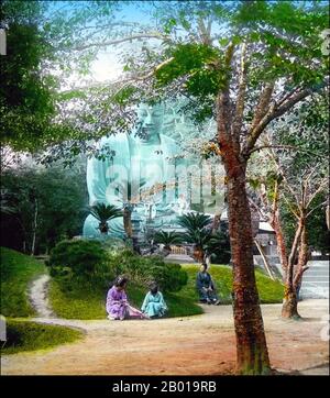 Japan: Der große Amitabha Buddha von Kamakura im Kōtoku-in Tempel in Kamakura, Präfektur Kanagawa. Foto von T. Enami (1859-1929), 1925. T. Enami (Enami Nobukuni) war der Handelsname eines berühmten Meiji-Fotografen. Der T. seines Handelsnamens soll für Toshi gestanden haben, obwohl er ihn nie auf einem persönlichen oder geschäftlichen Dokument geschrieben hat. Geboren in Edo (heute Tokio) während der Bakumatsu-Ära, war Enami zuerst Schüler und dann Assistent des bekannten Fotografen und Umgangssprache, Ogawa Kazumasa. Enami zog nach Yokohama und eröffnete 1892 ein Studio auf Benten-dōri. Stockfoto