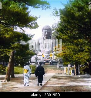 Japan: Der große Amitabha Buddha von Kamakura im Kōtoku-in Tempel in Kamakura, Präfektur Kanagawa. Foto von T. Enami (1859-1929), 1925. T. Enami (Enami Nobukuni) war der Handelsname eines berühmten Meiji-Fotografen. Der T. seines Handelsnamens soll für Toshi gestanden haben, obwohl er ihn nie auf einem persönlichen oder geschäftlichen Dokument geschrieben hat. Geboren in Edo (heute Tokio) während der Bakumatsu-Ära, war Enami zuerst Schüler und dann Assistent des bekannten Fotografen und Umgangssprache, Ogawa Kazumasa. Enami zog nach Yokohama und eröffnete 1892 ein Studio auf Benten-dōri. Stockfoto