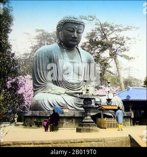 Japan: Der große Amitabha Buddha von Kamakura im Kōtoku-in Tempel in Kamakura, Präfektur Kanagawa. Foto von T. Enami (1859-1929), 1925. T. Enami (Enami Nobukuni) war der Handelsname eines berühmten Meiji-Fotografen. Der T. seines Handelsnamens soll für Toshi gestanden haben, obwohl er ihn nie auf einem persönlichen oder geschäftlichen Dokument geschrieben hat. Geboren in Edo (heute Tokio) während der Bakumatsu-Ära, war Enami zuerst Schüler und dann Assistent des bekannten Fotografen und Umgangssprache, Ogawa Kazumasa. Enami zog nach Yokohama und eröffnete 1892 ein Studio auf Benten-dōri. Stockfoto