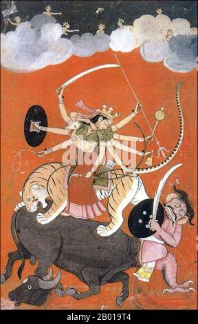 Indien: Durga wird als Mahishasuramardini dargestellt, die Göttin des Sieges des Guten über das Böse, und kämpft gegen den Büffeldämon Mahishasura. Malerei, Anfang 18. Jahrhundert. Die Geschichte wird in der Devi Mahatmya und der Devi Bhagavata aufgezeichnet und ist der Hintergrund für Durgapuja, das alljährliche Hindu-Fest jeden Herbst. Im Hinduismus ist Durga eine Form von Devi, der höchst strahlenden Göttin, dargestellt als mit acht Armen, auf einem Löwen oder Tiger reiten, Waffen und eine Lotusblume tragen, ein meditatives Lächeln bewahren und Mudras oder symbolische Handgesten üben. Stockfoto