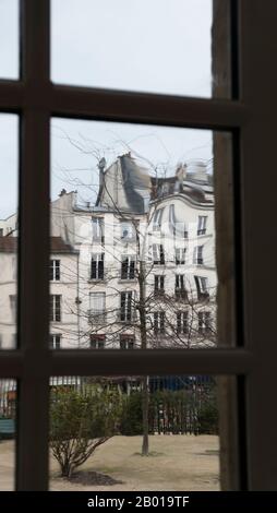 Blick vom Musee National Picasso-Paris, durch Fensterglas verzerrte Gebäude. Stockfoto