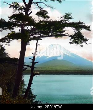 Japan: Ein Blick auf den Fuji. Foto von T. Enami (1859-1929), c. 1895. T. Enami (Enami Nobukuni) war der Handelsname eines berühmten Meiji-Fotografen. Der T. seines Handelsnamens soll für Toshi gestanden haben, obwohl er ihn nie auf einem persönlichen oder geschäftlichen Dokument geschrieben hat. Geboren in Edo (heute Tokio) während der Bakumatsu-Ära, war Enami zuerst Schüler und dann Assistent des bekannten Fotografen und Umgangssprache, Ogawa Kazumasa. Enami zog nach Yokohama und eröffnete 1892 ein Studio in der Benten-dōri (Benten Street). Stockfoto