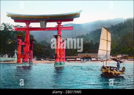 Japan: Torii im Itsukushima Shinto-Schrein, Miyajima, Präfektur Hiroshima. Foto von T. Enami (1859-1929), c. 1910. T. Enami (Enami Nobukuni) war der Handelsname eines berühmten Meiji-Fotografen. Der T. seines Handelsnamens soll für Toshi gestanden haben, obwohl er ihn nie auf einem persönlichen oder geschäftlichen Dokument geschrieben hat. Geboren in Edo (heute Tokio) während der Bakumatsu-Ära, war Enami zuerst Schüler und dann Assistent des bekannten Fotografen und Umgangssprache, Ogawa Kazumasa. Enami zog nach Yokohama und eröffnete 1892 ein Studio in der Benten-dōri (Benten Street). Stockfoto