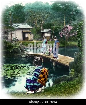 Japan: Vier Geisha in einem Park. Foto von T. Enami (1859-1929), c. 1910. T. Enami (Enami Nobukuni) war der Handelsname eines berühmten Meiji-Fotografen. Der T. seines Handelsnamens soll für Toshi gestanden haben, obwohl er ihn nie auf einem persönlichen oder geschäftlichen Dokument geschrieben hat. Geboren in Edo (heute Tokio) während der Bakumatsu-Ära, war Enami zuerst Schüler und dann Assistent des bekannten Fotografen und Umgangssprache, Ogawa Kazumasa. Enami zog nach Yokohama und eröffnete 1892 ein Studio in der Benten-dōri (Benten Street). Stockfoto