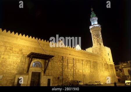 Syrien: Westliches Minarett bei Nacht, Umayyad-Moschee, Damaskus. Die Umayyad-Moschee, auch bekannt als die große Moschee von Damaskus, ist eine der größten und ältesten Moscheen der Welt. Es gilt als der viertheiligste Ort im Islam. Der Bau der Moschee soll kurz nach der arabischen Eroberung von Damaskus im Jahr 634 begonnen haben. Die Moschee enthält einen Schrein, der Johannes dem Täufer gewidmet ist, sowie das Grab von Saladin. Stockfoto