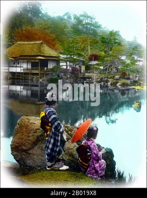 Japan: Zwei Geisha betrachten das Wasser in einer ruhigen ländlichen Umgebung. Foto von T. Enami (1859-1929), c. 1900. T. Enami (Enami Nobukuni) war der Handelsname eines berühmten Meiji-Fotografen. Der T. seines Handelsnamens soll für Toshi gestanden haben, obwohl er ihn nie auf einem persönlichen oder geschäftlichen Dokument geschrieben hat. Geboren in Edo (heute Tokio) während der Bakumatsu-Ära, war Enami zuerst Schüler und dann Assistent des bekannten Fotografen und Umgangssprache, Ogawa Kazumasa. Enami zog nach Yokohama und eröffnete 1892 ein Studio in der Benten-dōri (Benten Street). Stockfoto