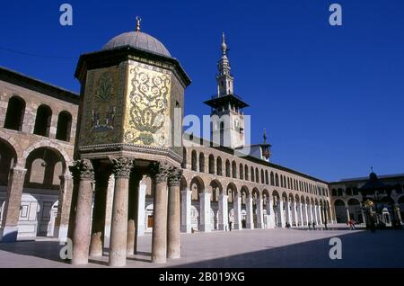 Syrien: Der Schatzdom und der zentrale Innenhof, die Umayyad-Moschee, Damaskus. Die Umayyad-Moschee, auch bekannt als die große Moschee von Damaskus, ist eine der größten und ältesten Moscheen der Welt. Es gilt als der viertheiligste Ort im Islam. Der Bau der Moschee soll kurz nach der arabischen Eroberung von Damaskus im Jahr 634 begonnen haben. Die Moschee enthält einen Schrein, der Johannes dem Täufer gewidmet ist, sowie das Grab von Saladin. Stockfoto