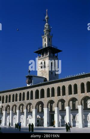 Syrien: Minarett der Braut und der zentrale Innenhof, Umayyad-Moschee, Damaskus. Die Umayyad-Moschee, auch bekannt als die große Moschee von Damaskus, ist eine der größten und ältesten Moscheen der Welt. Es gilt als der viertheiligste Ort im Islam. Der Bau der Moschee soll kurz nach der arabischen Eroberung von Damaskus im Jahr 634 begonnen haben. Die Moschee enthält einen Schrein, der Johannes dem Täufer gewidmet ist, sowie das Grab von Saladin. Stockfoto