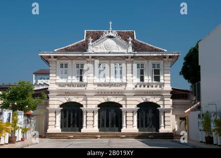 Thailand: Thai Hua Building (jetzt ein Museum), Krabi Road, Phuket Town, Phuket. Die traditionelle Architektur der Stadt Phuket ist unverwechselbar sino-thailändisch und sino-Portugiesisch. Nachdem sie von chinesischen Einwanderern aus Südchina beeinflusst wurde, teilt sie viel mit der benachbarten chinesischen Siedlungsarchitektur von Straits in den malaysischen Städten Penang und Melaka sowie mit Singapur. Stockfoto