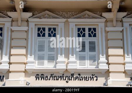 Thailand: Thai Hua Building (jetzt ein Museum), Krabi Road, Phuket Town, Phuket. Die traditionelle Architektur der Stadt Phuket ist unverwechselbar sino-thailändisch und sino-Portugiesisch. Nachdem sie von chinesischen Einwanderern aus Südchina beeinflusst wurde, teilt sie viel mit der benachbarten chinesischen Siedlungsarchitektur von Straits in den malaysischen Städten Penang und Melaka sowie mit Singapur. Stockfoto