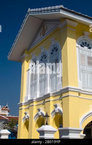 Thailand: Limpanon Mansion direkt an der Ranong Road, Phuket Town, Phuket. Die traditionelle Architektur der Stadt Phuket ist unverwechselbar sino-thailändisch und sino-Portugiesisch. Nachdem sie von chinesischen Einwanderern aus Südchina beeinflusst wurde, teilt sie viel mit der benachbarten chinesischen Siedlungsarchitektur von Straits in den malaysischen Städten Penang und Melaka sowie mit Singapur. Stockfoto