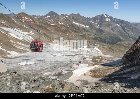 Stubaier Seilbahnen zum Top of Tyrol in den Stubaier Alpen, Österreich. Stockfoto