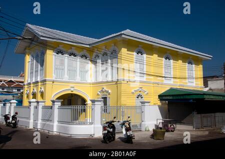 Thailand: Limpanon Mansion direkt an der Ranong Road, Phuket Town, Phuket. Die traditionelle Architektur der Stadt Phuket ist unverwechselbar sino-thailändisch und sino-Portugiesisch. Nachdem sie von chinesischen Einwanderern aus Südchina beeinflusst wurde, teilt sie viel mit der benachbarten chinesischen Siedlungsarchitektur von Straits in den malaysischen Städten Penang und Melaka sowie mit Singapur. Stockfoto