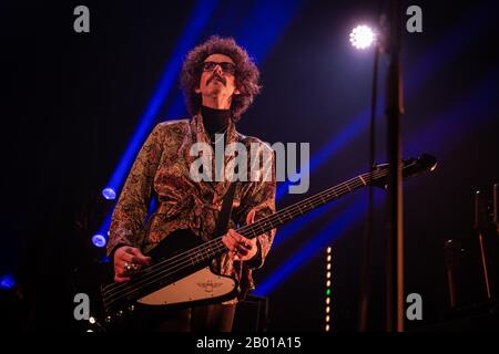 Oslo, Norwegen. Februar 2020. Die britische Rockband The Darkness führt ein Live-Konzert in Rockefeller in Oslo durch. Hier ist Musiker Frankie Poullain live auf der Bühne zu sehen. (Foto: Gonzales Foto - Tord Litleskare). Stockfoto