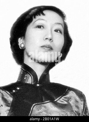 China: Eileen Chang (30. September 1920 – 8. September 1995), chinesische Schriftstellerin. Zu ihren berühmtesten Werken gehören „Lust, Caution“ und „Love in a Fallen City“, c. 1940s. Eileen Chang, der Geburtsname Zhang Ying und auch als Zhang Ailing bekannt, wurde in Shanghai geboren. Sie ist bekannt für ihre fiktiven Schriften, die sich mit den Spannungen zwischen verliebten Männern und Frauen befassen und von einigen Gelehrten als eine der besten chinesischen Literatur der Zeit angesehen werden. Ihre Darstellung des Lebens in Shanghai und dem besetzten Hongkong von 1940s ist bemerkenswert in ihrer Fokussierung auf den Alltag und das Fehlen von politischem Subtext. Stockfoto