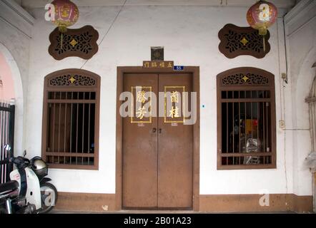 Thailand: Eingang zum chinesisch-portugiesischen Junghaus, Krabi Road, Phuket Town, Phuket. Die traditionelle Architektur der Stadt Phuket ist unverwechselbar sino-thailändisch und sino-Portugiesisch. Nachdem sie von chinesischen Einwanderern aus Südchina beeinflusst wurde, teilt sie viel mit der benachbarten chinesischen Siedlungsarchitektur von Straits in den malaysischen Städten Penang und Melaka sowie mit Singapur. Stockfoto