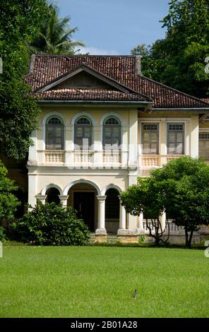 Thailand: Phra Pitak Chinpracha Mansion, 96 Krabi Road, Phuket Town, Phuket. Die traditionelle Architektur der Stadt Phuket ist unverwechselbar sino-thailändisch und sino-Portugiesisch. Nachdem sie von chinesischen Einwanderern aus Südchina beeinflusst wurde, teilt sie viel mit der benachbarten chinesischen Siedlungsarchitektur von Straits in den malaysischen Städten Penang und Melaka sowie mit Singapur. Stockfoto