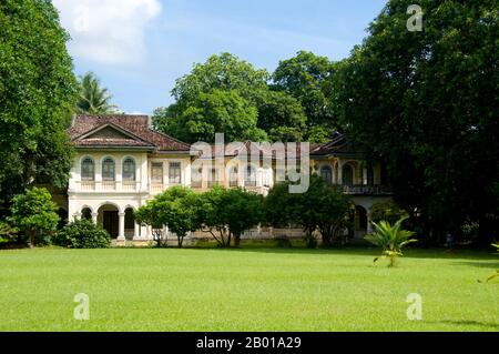 Thailand: Phra Pitak Chinpracha Mansion, 96 Krabi Road, Phuket Town, Phuket. Die traditionelle Architektur der Stadt Phuket ist unverwechselbar sino-thailändisch und sino-Portugiesisch. Nachdem sie von chinesischen Einwanderern aus Südchina beeinflusst wurde, teilt sie viel mit der benachbarten chinesischen Siedlungsarchitektur von Straits in den malaysischen Städten Penang und Melaka sowie mit Singapur. Stockfoto