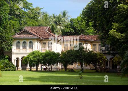 Thailand: Phra Pitak Chinpracha Mansion, 96 Krabi Road, Phuket Town, Phuket. Die traditionelle Architektur der Stadt Phuket ist unverwechselbar sino-thailändisch und sino-Portugiesisch. Nachdem sie von chinesischen Einwanderern aus Südchina beeinflusst wurde, teilt sie viel mit der benachbarten chinesischen Siedlungsarchitektur von Straits in den malaysischen Städten Penang und Melaka sowie mit Singapur. Stockfoto