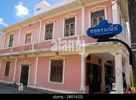 Thailand: Soi Rommanee, Straße im chinesisch-portugiesischen Stil in der Altstadt von Phuket, Phuket. Die traditionelle Architektur der Stadt Phuket ist unverwechselbar sino-thailändisch und sino-Portugiesisch. Nachdem sie von chinesischen Einwanderern aus Südchina beeinflusst wurde, teilt sie viel mit der benachbarten chinesischen Siedlungsarchitektur von Straits in den malaysischen Städten Penang und Melaka sowie mit Singapur. Stockfoto