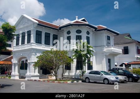 Thailand: Das Haus Phra Aram Sakhonkhet in der Altstadt von Phuket. Die traditionelle Architektur der Stadt Phuket ist unverwechselbar sino-thailändisch und sino-Portugiesisch. Nachdem sie von chinesischen Einwanderern aus Südchina beeinflusst wurde, teilt sie viel mit der benachbarten chinesischen Siedlungsarchitektur von Straits in den malaysischen Städten Penang und Melaka sowie mit Singapur. Stockfoto