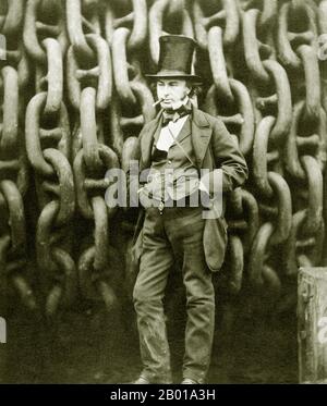 England/UK: Isambard Kingdom Brunel (9. April 1806 - 15. September 1859), durch die Startketten des Great Eastern in Millwall. Foto von Robert Howlett (1831-1858), 1857. Isambard Kingdom Brunel, FRS, war ein führender britischer Bauingenieur, berühmt für seine Brücken und Werften, und vor allem für den Bau der ersten großen britischen Eisenbahn, der Great Western Railway, eine Reihe berühmter Dampfschiffe, darunter das erste transatlantische Dampfschiff mit Propellerantrieb, und zahlreiche wichtige Brücken und Tunnel. Seine Entwürfe revolutionierten den öffentlichen Verkehr und die moderne Ingenieurskunst. Stockfoto