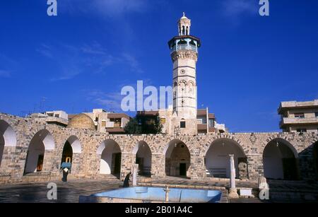 Syrien: Das achteckige Mamluk-Minarett aus dem Jahr 1427, die große Moschee, Hama. Die große Moschee wurde erstmals im 8.. Jahrhundert n. Chr. von den Umayyaden erbaut und der Umayyaden-Moschee in Damaskus nachempfunden. Sie wurde 1982 während des sunnitischen muslimischen Aufstands in Hama fast vollständig zerstört. Hama ist der Standort der historischen Stadt Hamath. 1982 war es der Schauplatz des schlimmsten Massakers in der modernen arabischen Geschichte. Präsident Hafaz al-Assad befahl seinem Bruder Rifaat al-Assad, einen sunnitischen islamistischen Aufstand in der Stadt niederzuschlagen. Schätzungsweise 25.000 bis 30.000 Menschen wurden massakriert. Stockfoto