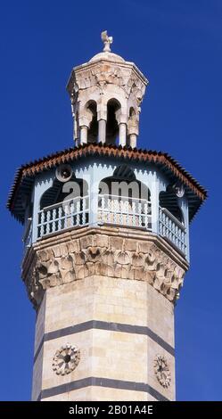 Syrien: Das achteckige Mamluk-Minarett aus dem Jahr 1427, die große Moschee, Hama. Die große Moschee wurde erstmals im 8.. Jahrhundert n. Chr. von den Umayyaden erbaut und der Umayyaden-Moschee in Damaskus nachempfunden. Sie wurde 1982 während des sunnitischen muslimischen Aufstands in Hama fast vollständig zerstört. Hama ist der Standort der historischen Stadt Hamath. 1982 war es der Schauplatz des schlimmsten Massakers in der modernen arabischen Geschichte. Präsident Hafaz al-Assad befahl seinem Bruder Rifaat al-Assad, einen sunnitischen islamistischen Aufstand in der Stadt niederzuschlagen. Schätzungsweise 25.000 bis 30.000 Menschen wurden massakriert. Stockfoto