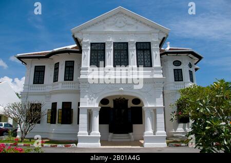 Thailand: Das Haus Phra Aram Sakhonkhet in der Altstadt von Phuket. Die traditionelle Architektur der Stadt Phuket ist unverwechselbar sino-thailändisch und sino-Portugiesisch. Nachdem sie von chinesischen Einwanderern aus Südchina beeinflusst wurde, teilt sie viel mit der benachbarten chinesischen Siedlungsarchitektur von Straits in den malaysischen Städten Penang und Melaka sowie mit Singapur. Stockfoto