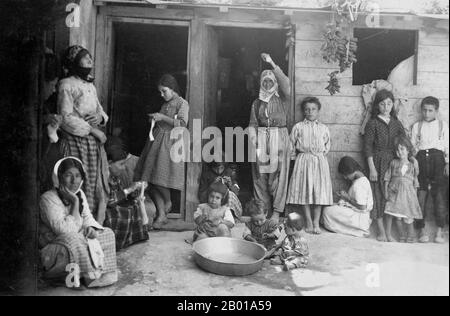 Syrien: Armenische Flüchtlinge aus dem türkischen Völkermord in einem Lager in Aleppo. Foto von Vartan Derounian (1888-1954) (nicht urheberrechtlich geschützt), c. 1922. Ein armenisch-amerikanisches Flüchtlingslager in Aleppo, Syrien, c. 1922. Das Originalbild war eine Postkarte, mit der Geld für das Lager eingewerben wurde. Unterstützt von Missionaren, machten diese Flüchtlinge, hauptsächlich Frauen und Kinder aus der Umgebung von Kharpert, Historisches Armenien, Handarbeiten zum Verkauf, deren Erlös ihnen half, die Überfahrt in die Vereinigten Staaten zu unterstützen und zu erwerben. Stockfoto