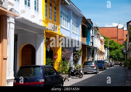 Thailand: Soi Rommanee, Straße im chinesisch-portugiesischen Stil in der Altstadt von Phuket, Phuket. Die traditionelle Architektur der Stadt Phuket ist unverwechselbar sino-thailändisch und sino-Portugiesisch. Nachdem sie von chinesischen Einwanderern aus Südchina beeinflusst wurde, teilt sie viel mit der benachbarten chinesischen Siedlungsarchitektur von Straits in den malaysischen Städten Penang und Melaka sowie mit Singapur. Stockfoto