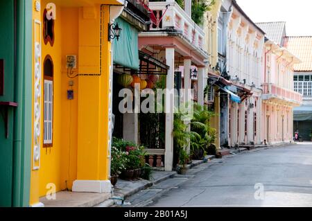 Thailand: Soi Rommanee, Straße im chinesisch-portugiesischen Stil in der Altstadt von Phuket, Phuket. Die traditionelle Architektur der Stadt Phuket ist unverwechselbar sino-thailändisch und sino-Portugiesisch. Nachdem sie von chinesischen Einwanderern aus Südchina beeinflusst wurde, teilt sie viel mit der benachbarten chinesischen Siedlungsarchitektur von Straits in den malaysischen Städten Penang und Melaka sowie mit Singapur. Stockfoto