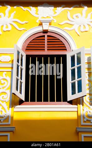 Thailand: Soi Rommanee, Straße im chinesisch-portugiesischen Stil in der Altstadt von Phuket, Phuket. Die traditionelle Architektur der Stadt Phuket ist unverwechselbar sino-thailändisch und sino-Portugiesisch. Nachdem sie von chinesischen Einwanderern aus Südchina beeinflusst wurde, teilt sie viel mit der benachbarten chinesischen Siedlungsarchitektur von Straits in den malaysischen Städten Penang und Melaka sowie mit Singapur. Stockfoto